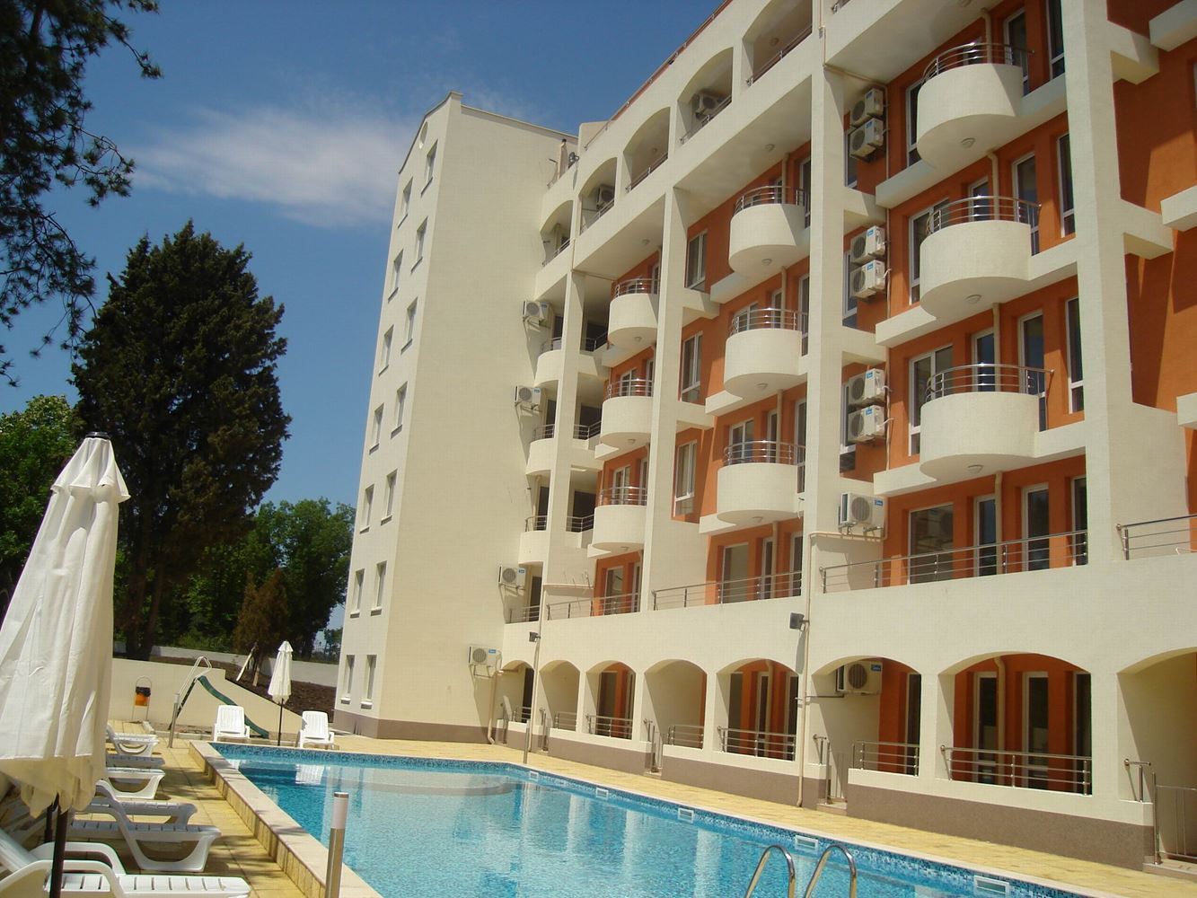 Pomorie 300 m from the Sea – Furnished One-Bedroom Apartment in a Complex with a Swimming Pool