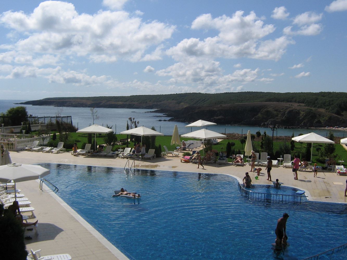 First line to Butamyata Beach! Furnished one-bedroom apartment with partial sea view in Sinemorets