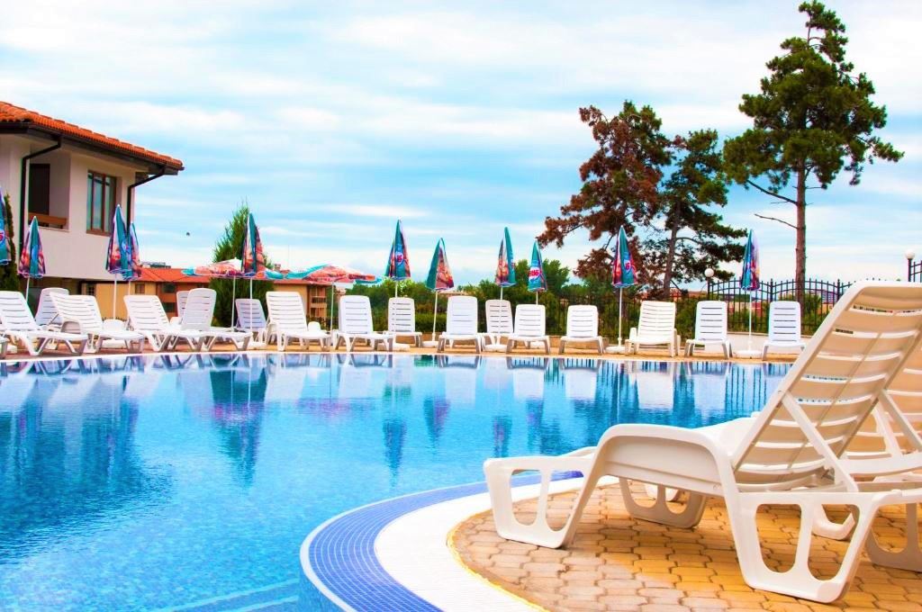 One-bedroom apartment with pool view on the outskirts of Sunny Beach – peace, nature, and year-round comfort