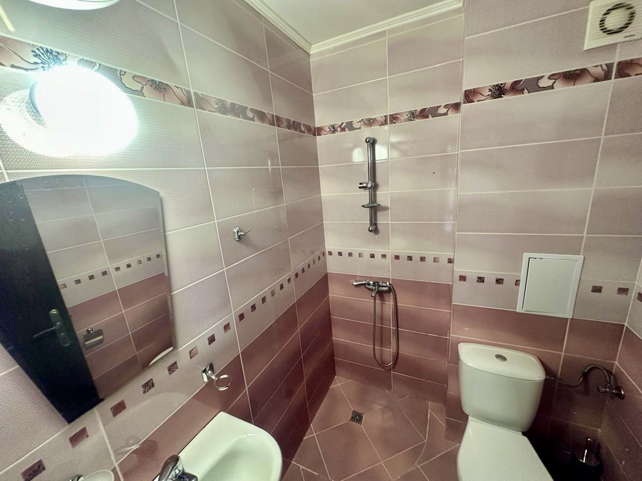 Spacious ground-floor studio with terrace and potential for a one-bedroom apartment – only 300 m from the sea