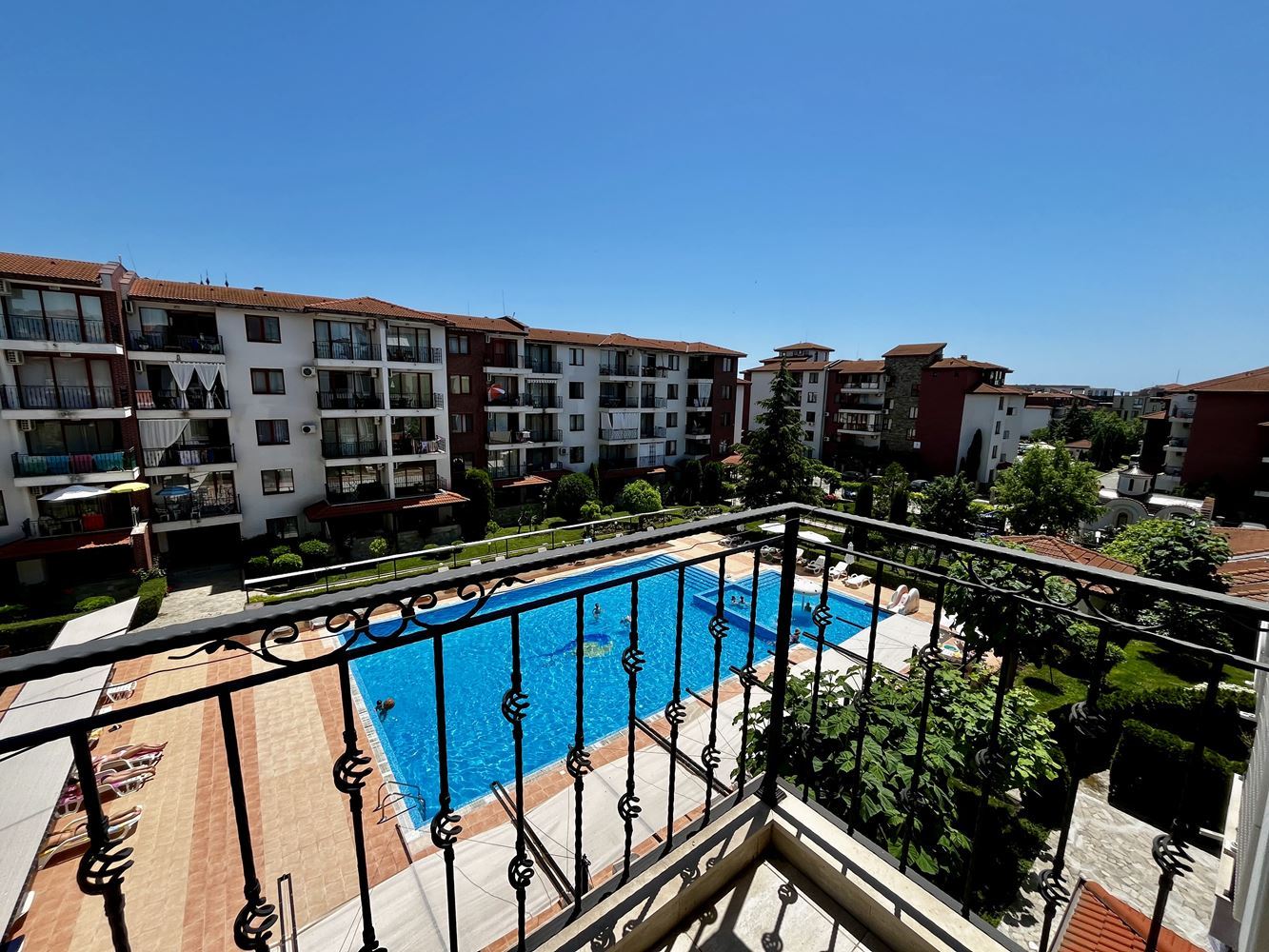 Seaside comfort and tranquility near Nessebar! Furnished one-bedroom apartment with pool view in a luxurious gated complex