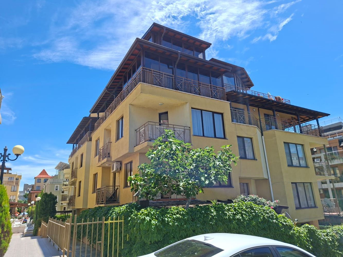 Spacious one-bedroom apartment in Sveti Vlas with no maintenance fee – excellent location, beautiful property by the sea