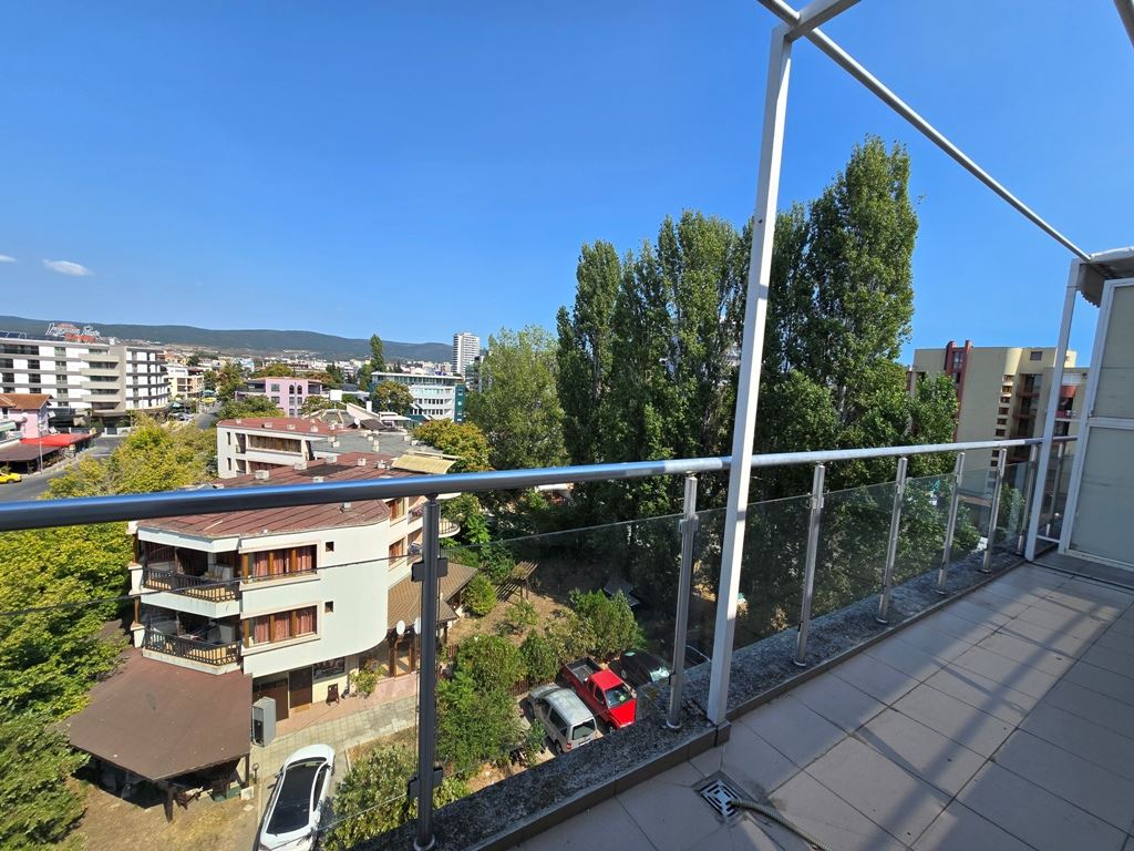 Spacious three room apartment with an excellent location and close proximity to the sea