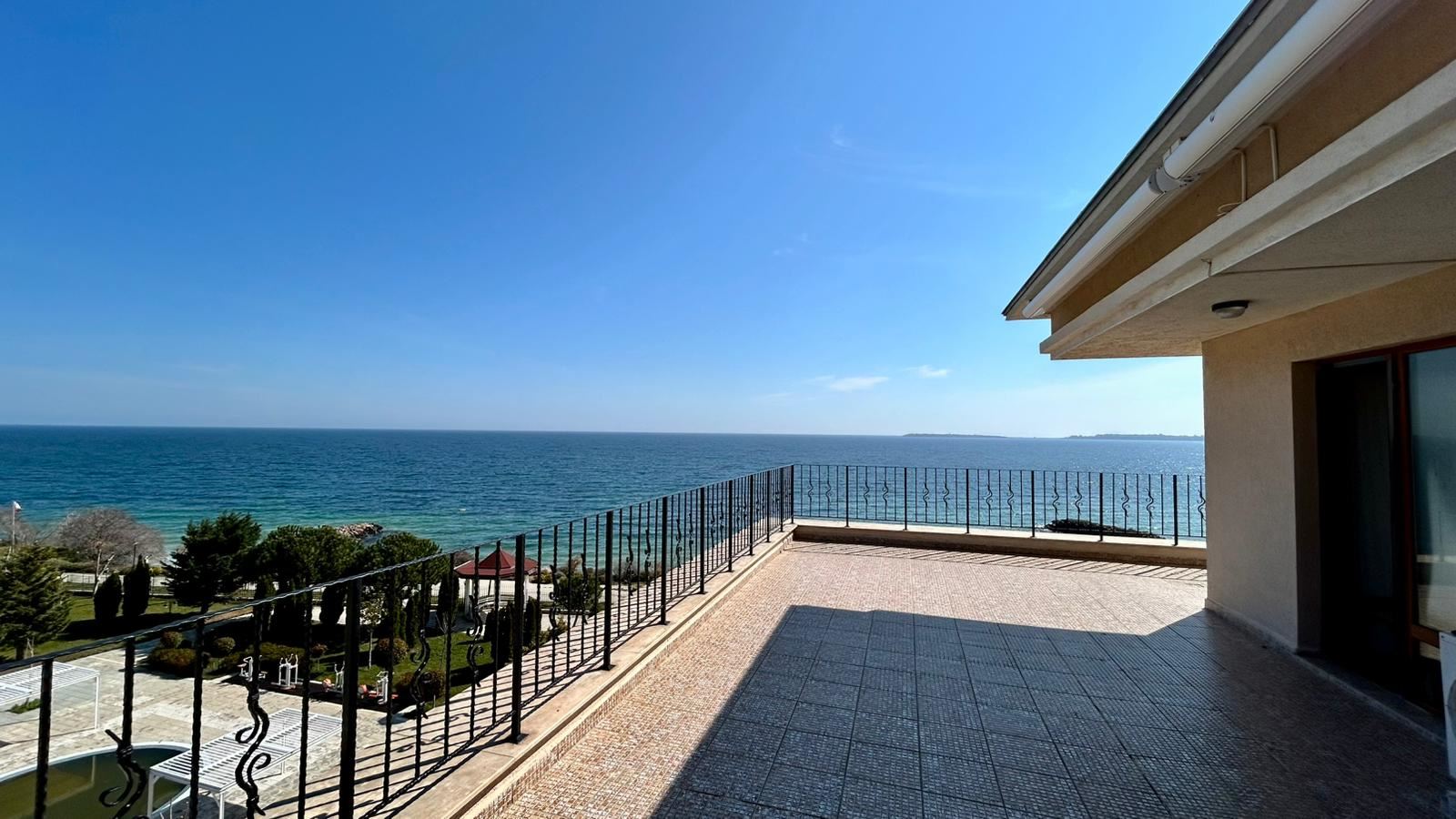 Sveti Vlas – three-bedroom apartment with direct panoramic sea view in a first-line complex