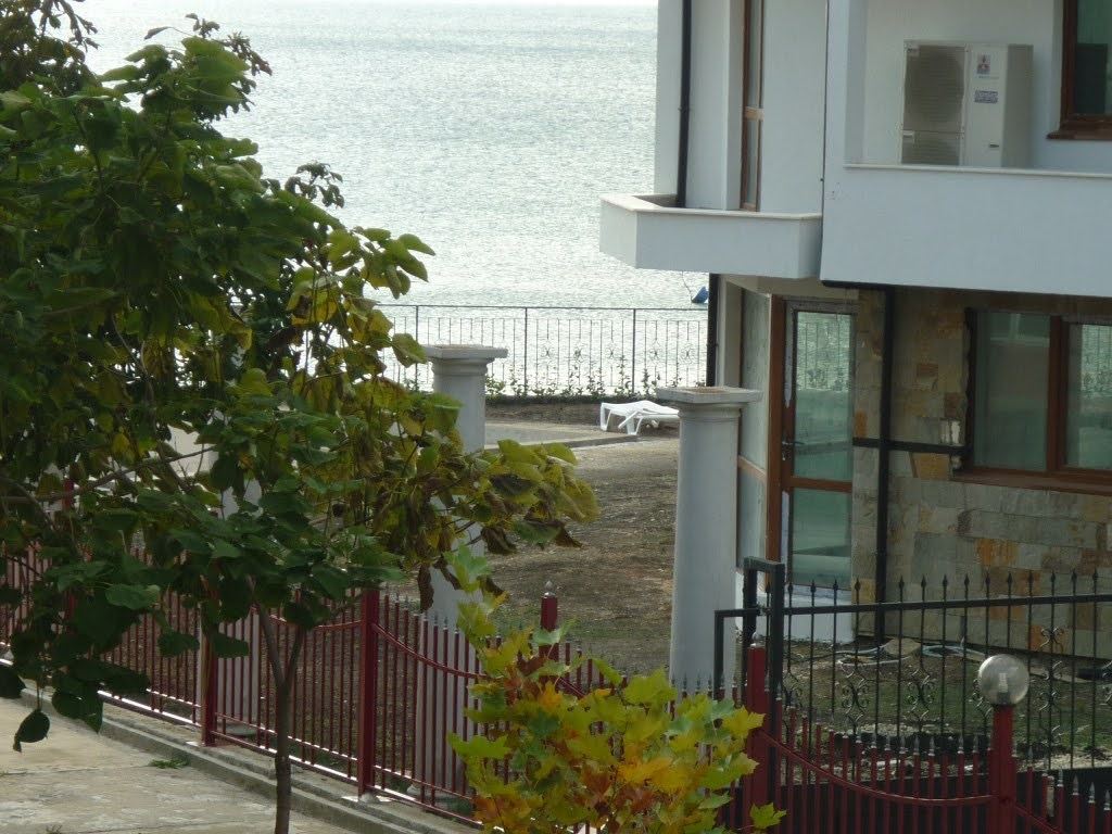 Fully Furnished One-Bedroom Apartment on the Beachfront with Sea View in Elenite