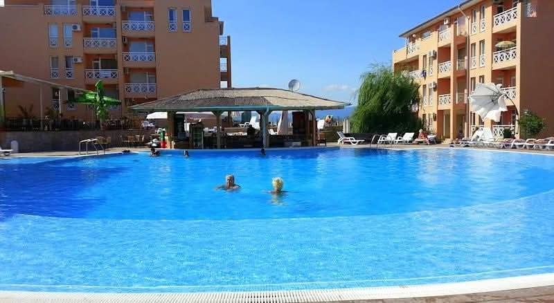 One-bedroom apartment with pool view in an excellently maintained complex – ideal for vacation and investment