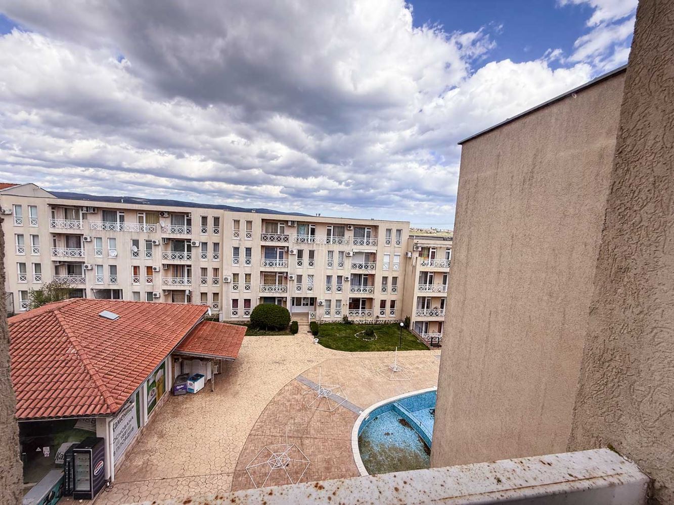 Three-room Apartment with Pool View in a Well-Maintained Complex near Sunny Beach