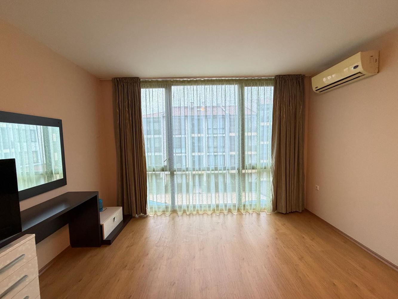 Spacious three-room apartment in Nessebar – fully furnished, in a quiet and fast-developing area near the sea