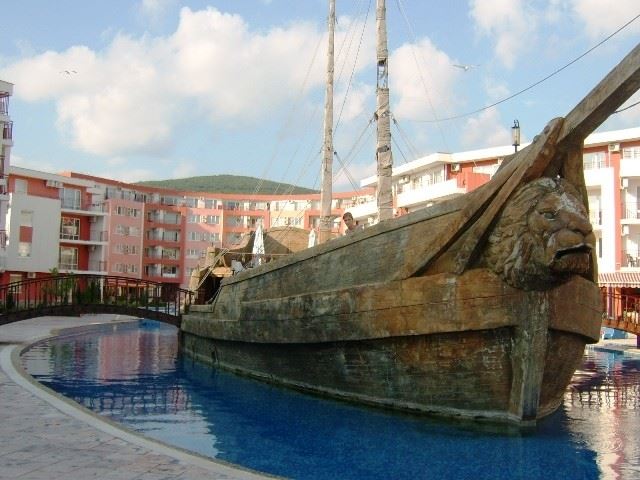 One-Bedroom Apartment on the First Line to the Sea in a Secure Complex in Elenite