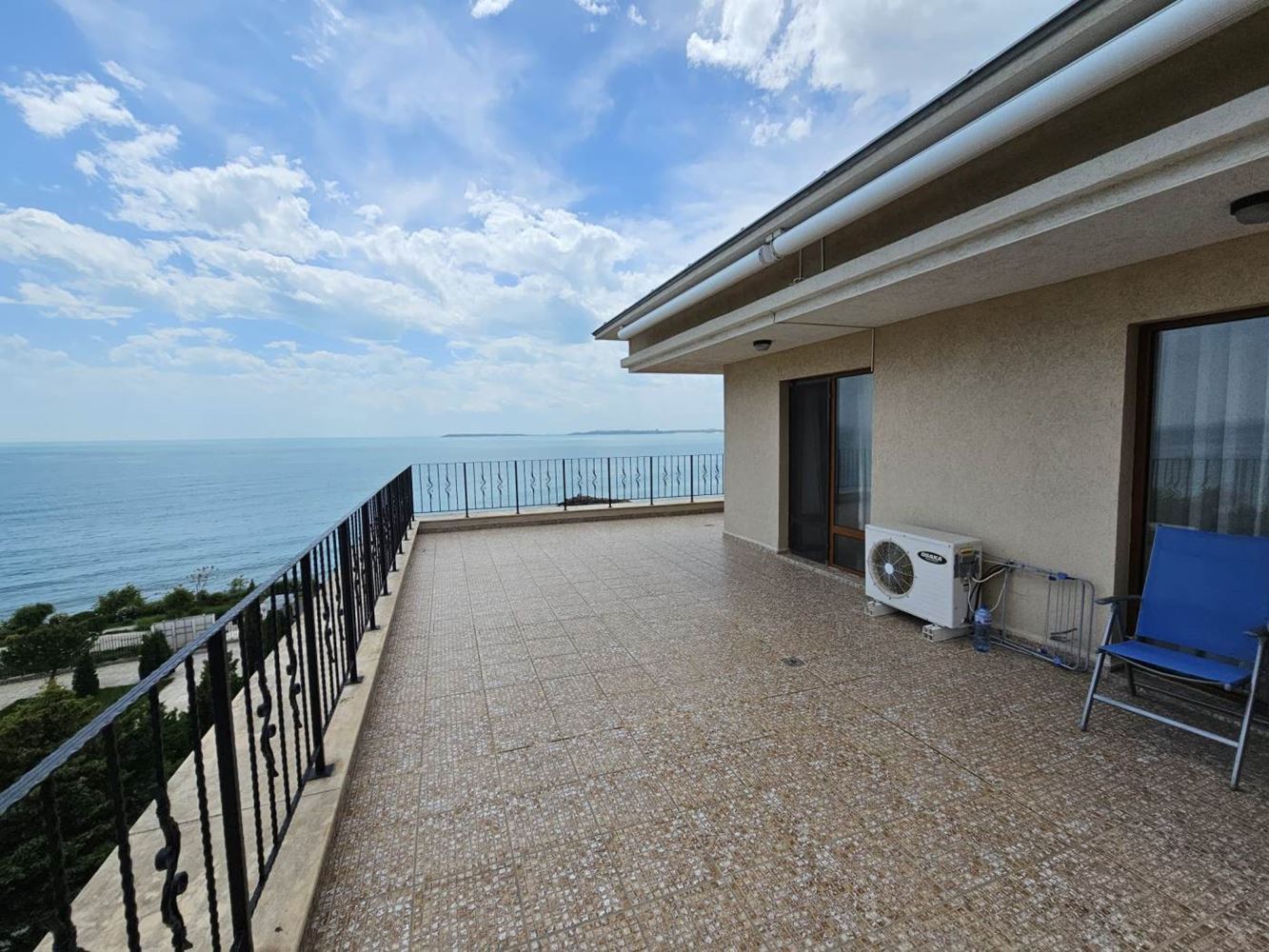 Sveti Vlas – three-bedroom apartment with direct panoramic sea view in a first-line complex