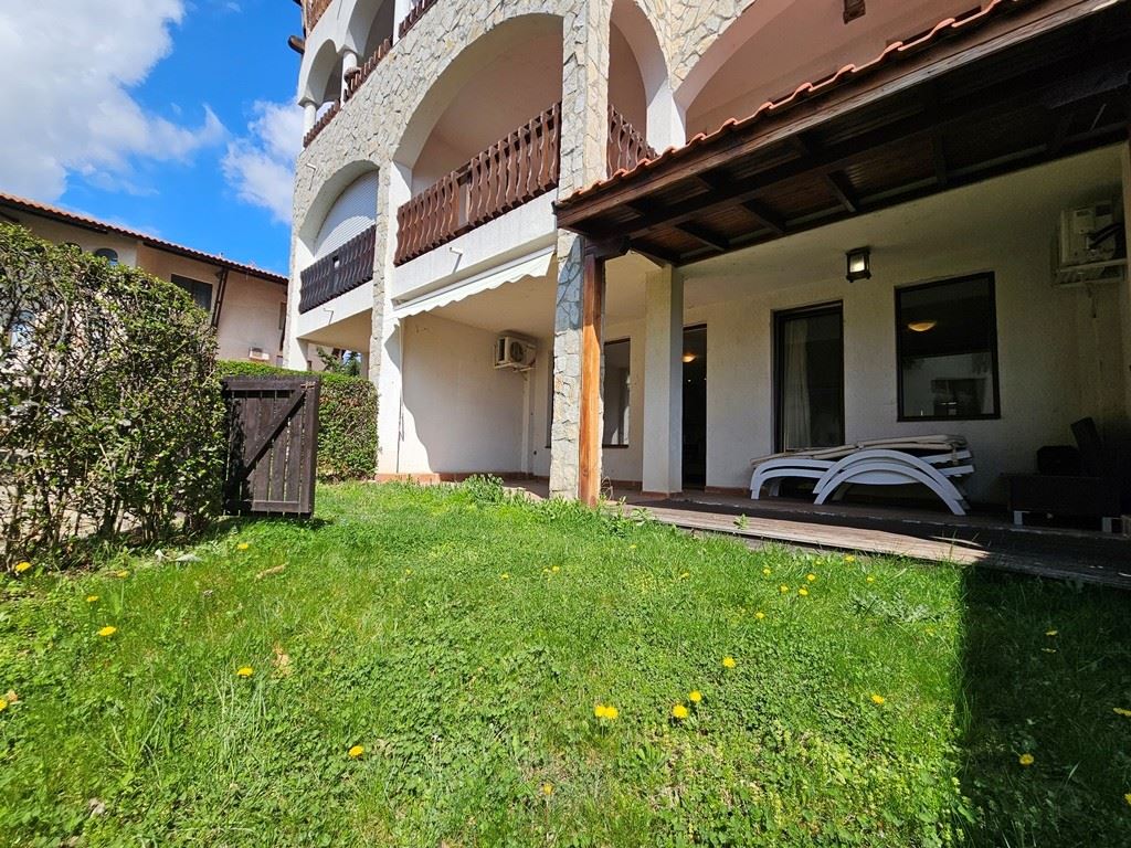 Luxury on the first line – stylish apartment with veranda, private garden, and sea view in Sveti Vlas