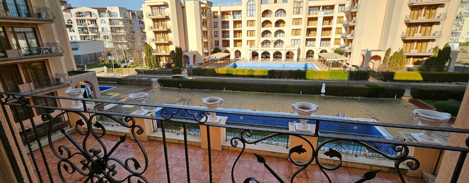 Spacious One-Bedroom Apartment with Pool View – Fully Furnished, with Act 16 and Ready to Move In