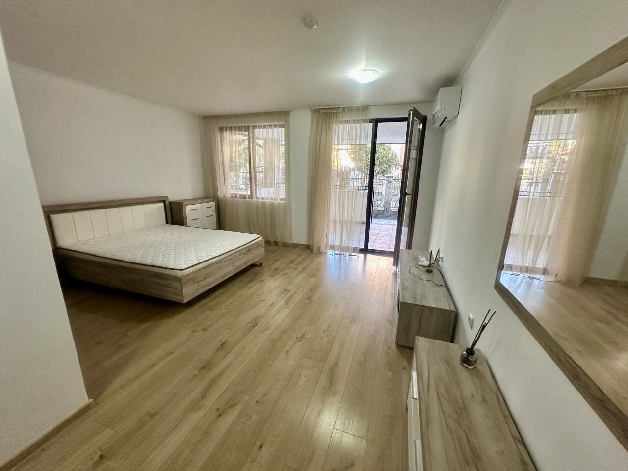 Spacious ground-floor studio with large terrace and potential for a one-bedroom apartment – security and comfort in Nessebar