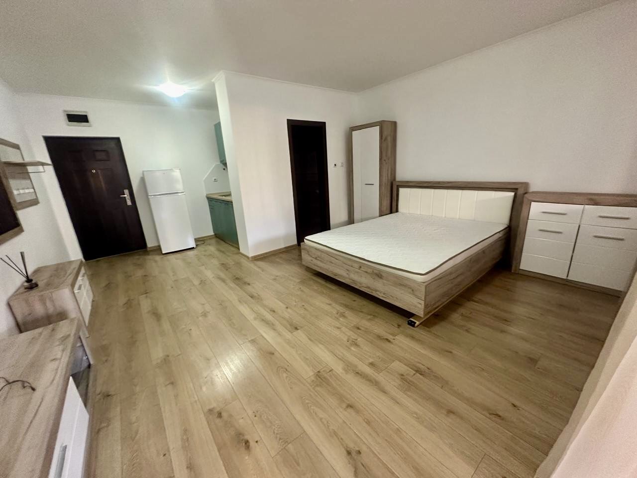 Spacious ground-floor studio with large terrace and potential for a one-bedroom apartment – security and comfort in Nessebar