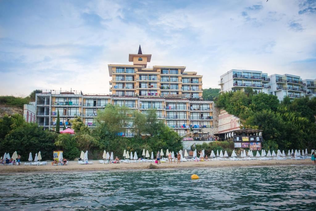 One-bedroom apartment with panoramic sea view on the first line in Sveti Vlas