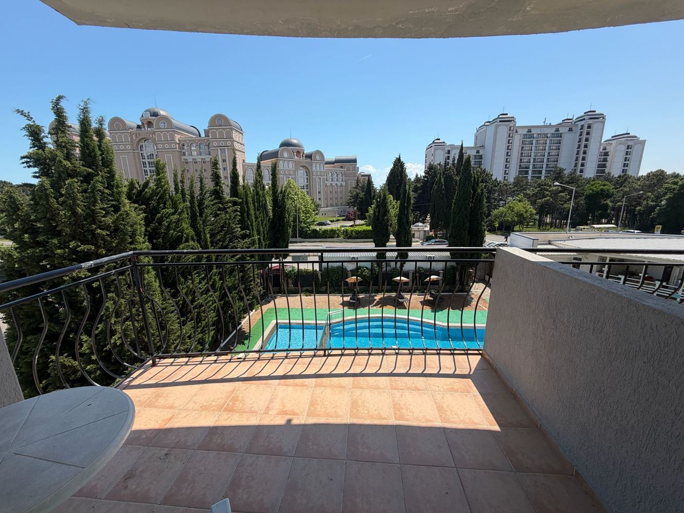 Bright and Spacious One-Bedroom Apartment with Beautiful Pool Views on the Border Between Sunny Beach and Sveti Vlas