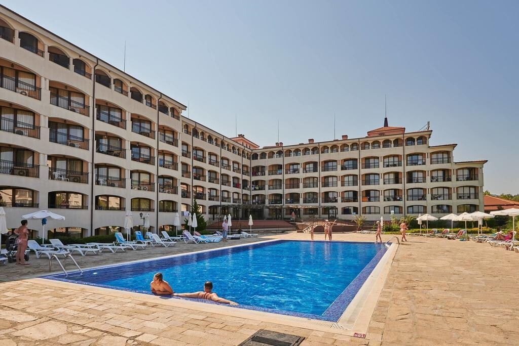 Spacious one-bedroom apartment on the first sea line in Tsarevo with full furnishing