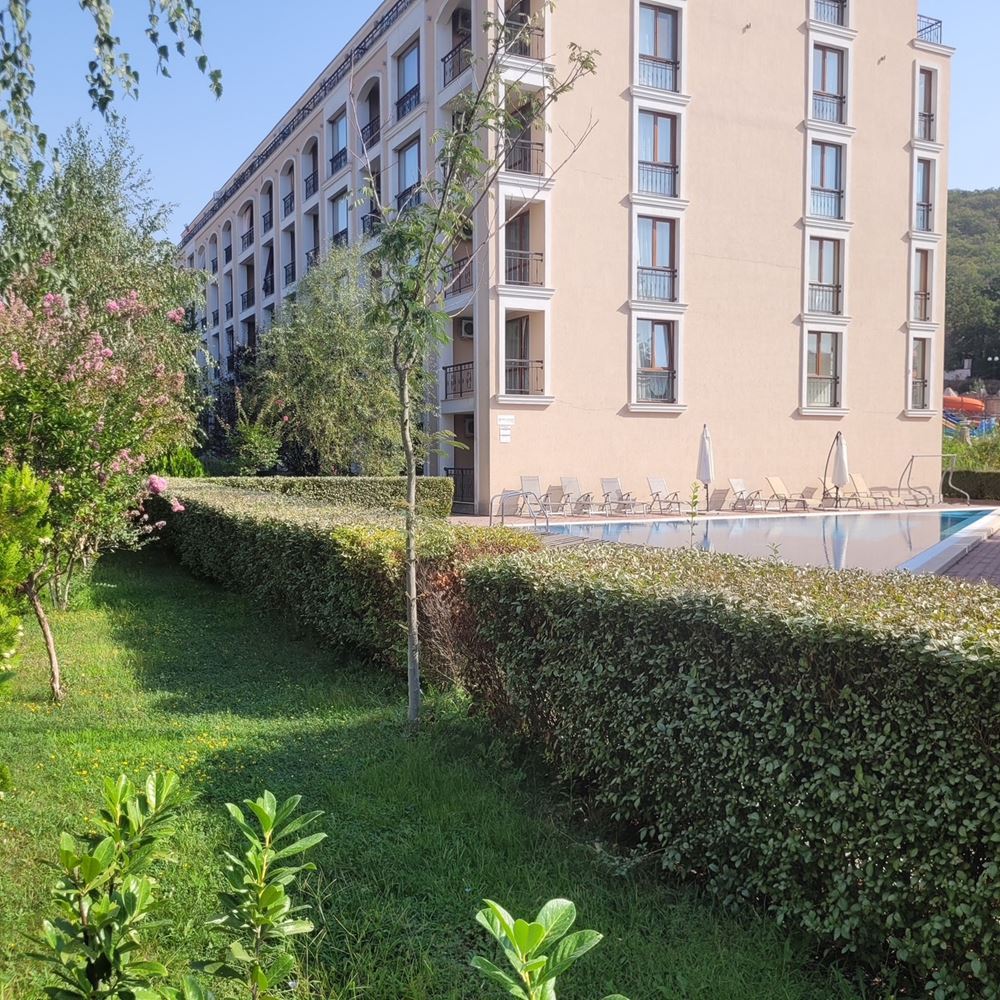 Cozy one-bedroom apartment with new furnishings in a gated complex near the sea in Elenite Resort