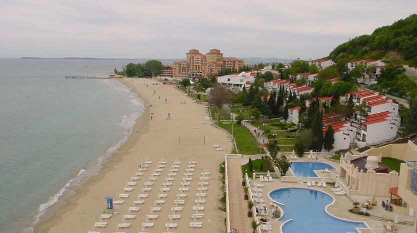 One-bedroom apartment on the first line in Elenite with sea panorama and excellent investment potential