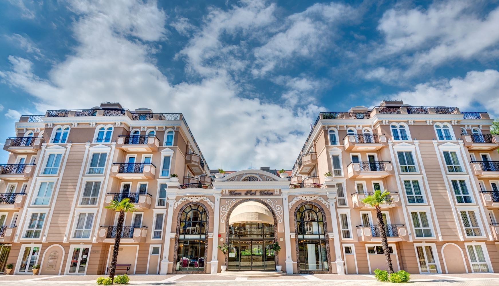 Elegant studio with a panoramic terrace in a luxury complex in Sunny Beach