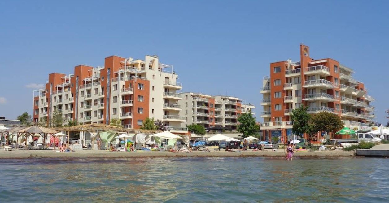 Three-room apartment on the first line with frontal sea view in Pomorie. With underground parking space!