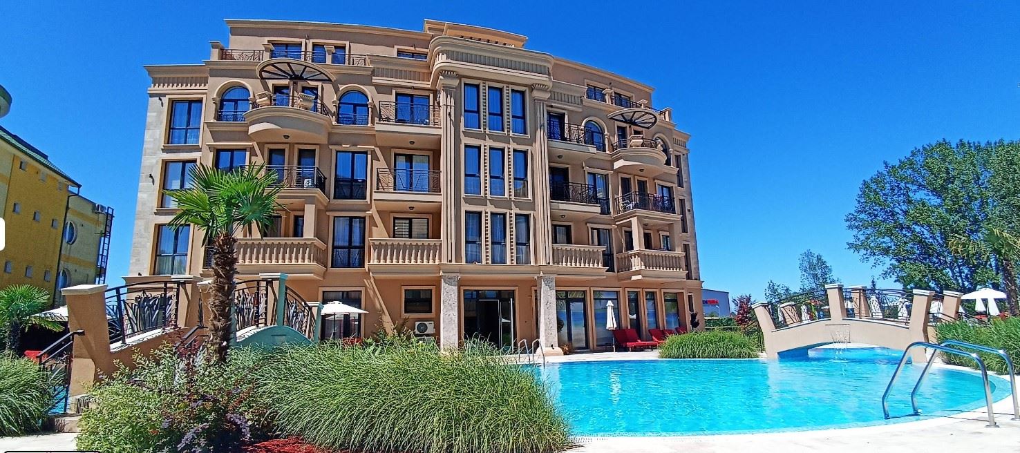 Bright studio in a luxury complex – perfect comfort by the pool