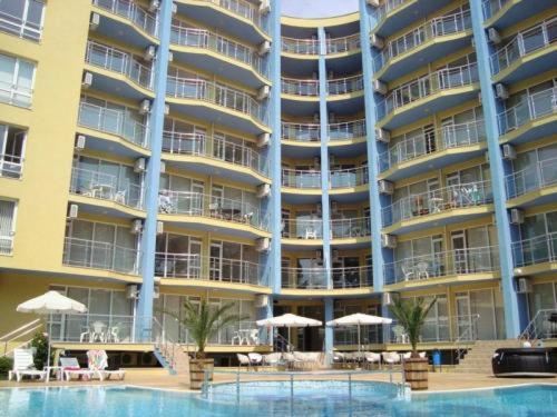 Spacious One-Bedroom Apartment in Sunny Beach – South-Facing and Excellent Amenities in the Complex