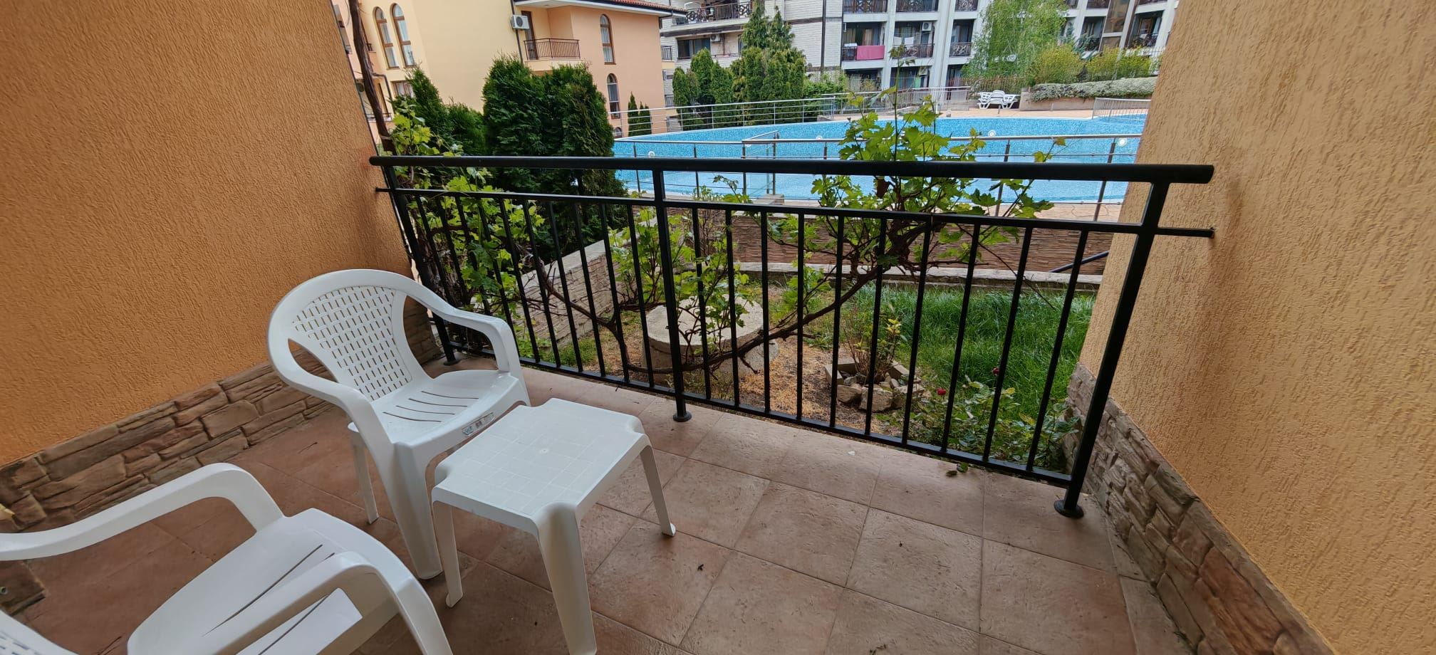 Spacious two-bedroom apartment with pool view and excellent amenities in the complex