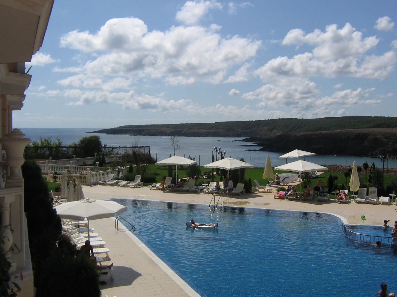 First line to Butamyata Beach! Furnished one-bedroom apartment with partial sea view in Sinemorets
