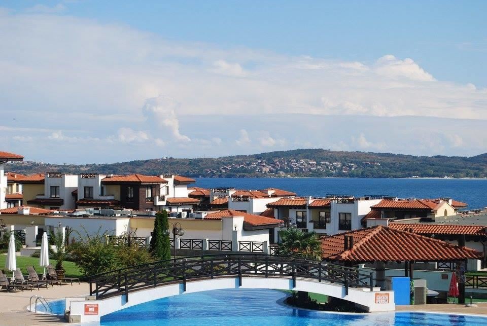 Two-bedroom apartment with sea panorama and private beach in a prestigious complex in Chernomorets