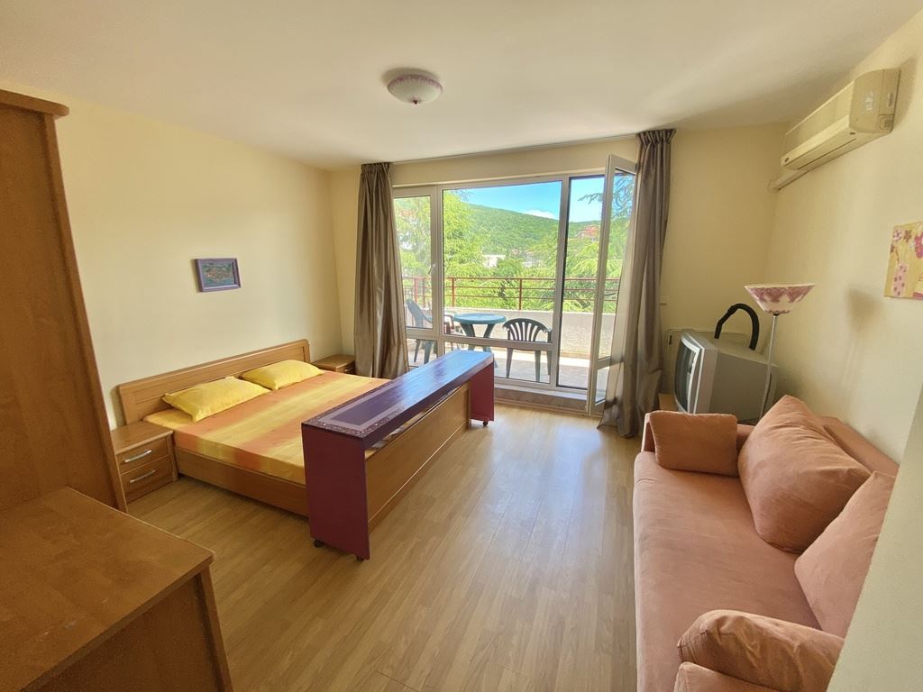 Studio on the first line in a complex in Elenite – sea, mountains, and holiday comfort in one