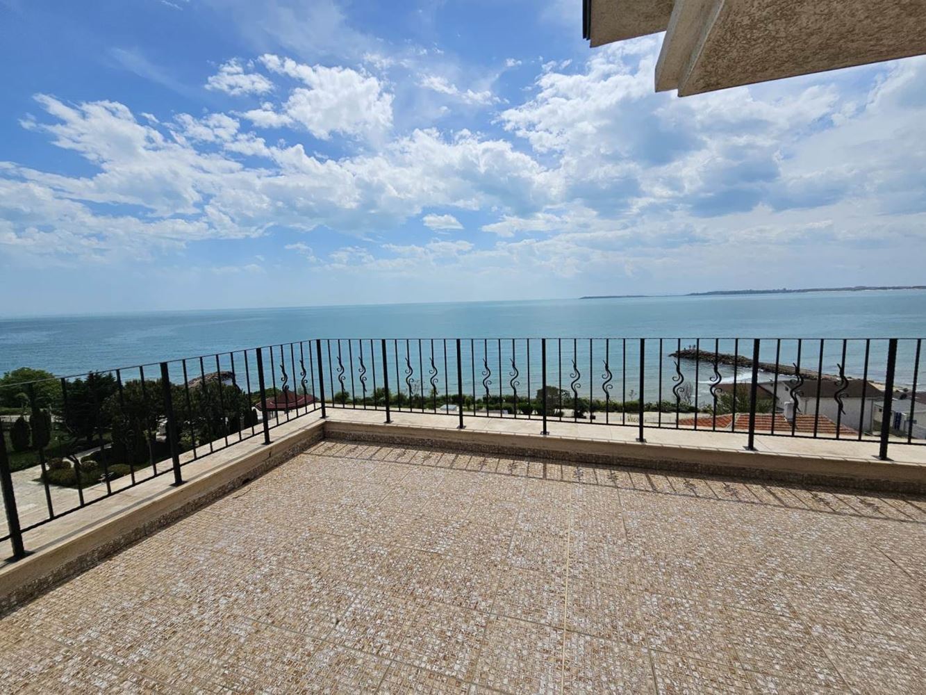 Sveti Vlas – three-bedroom apartment with direct panoramic sea view in a first-line complex