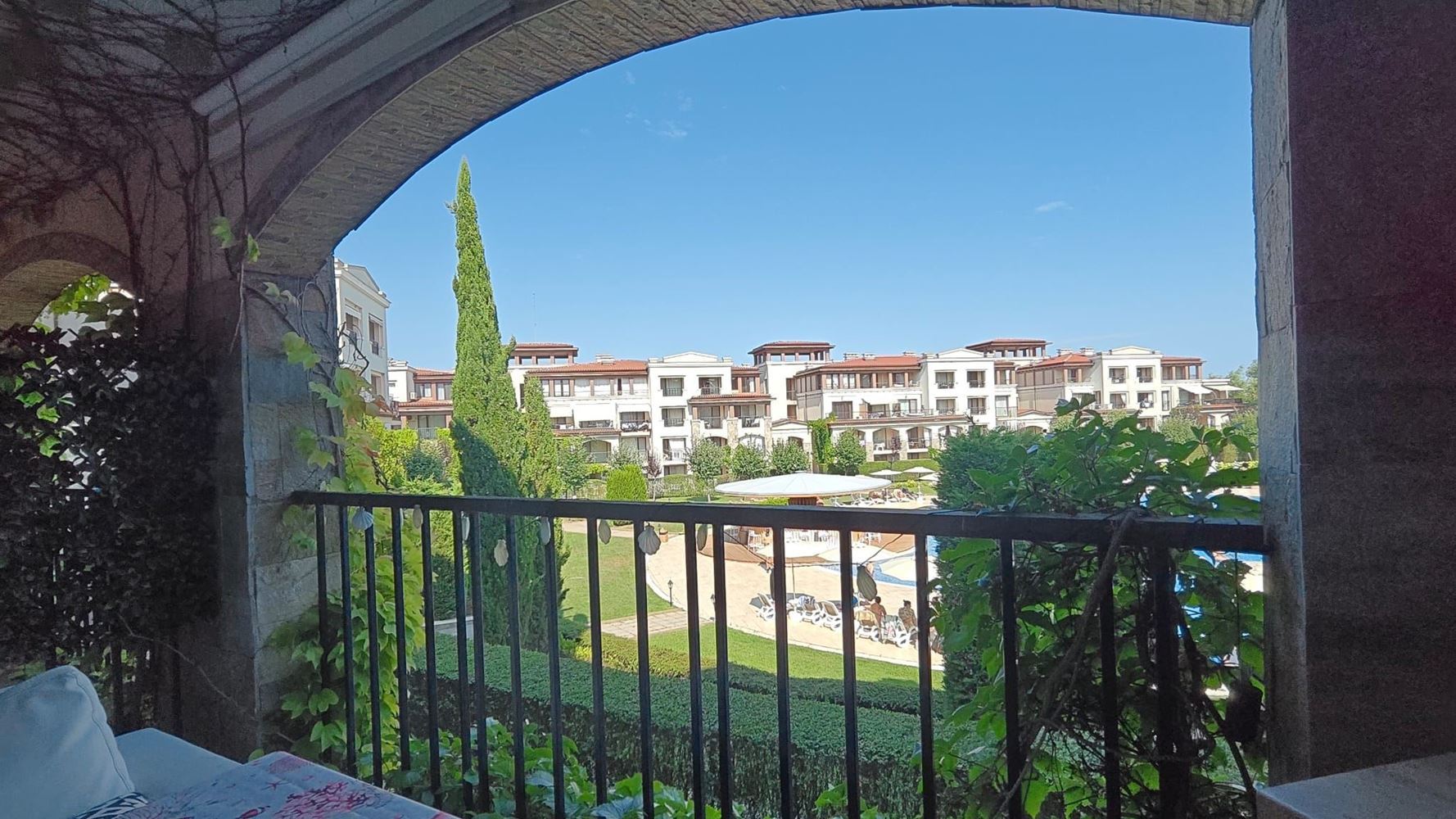 Apartment with two bedrooms, spacious veranda and greenery in a luxury complex in Kavatsi, Sozopol