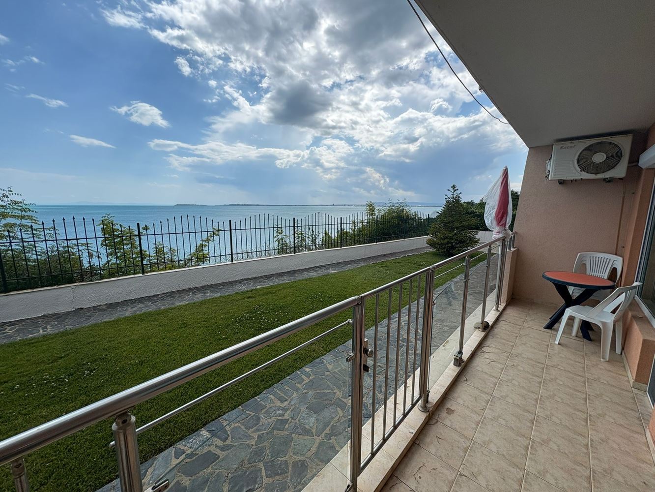 One-Bedroom Apartment with Direct Sea View in Sveti Vlas – Comfort, Tranquility and Resort Lifestyle