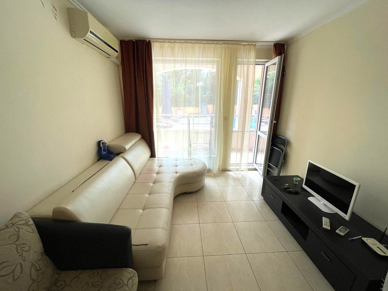 Large One-Bedroom Apartment 100 Metres from the Beach in Pomorie with Direct Access to the Swimming Pool