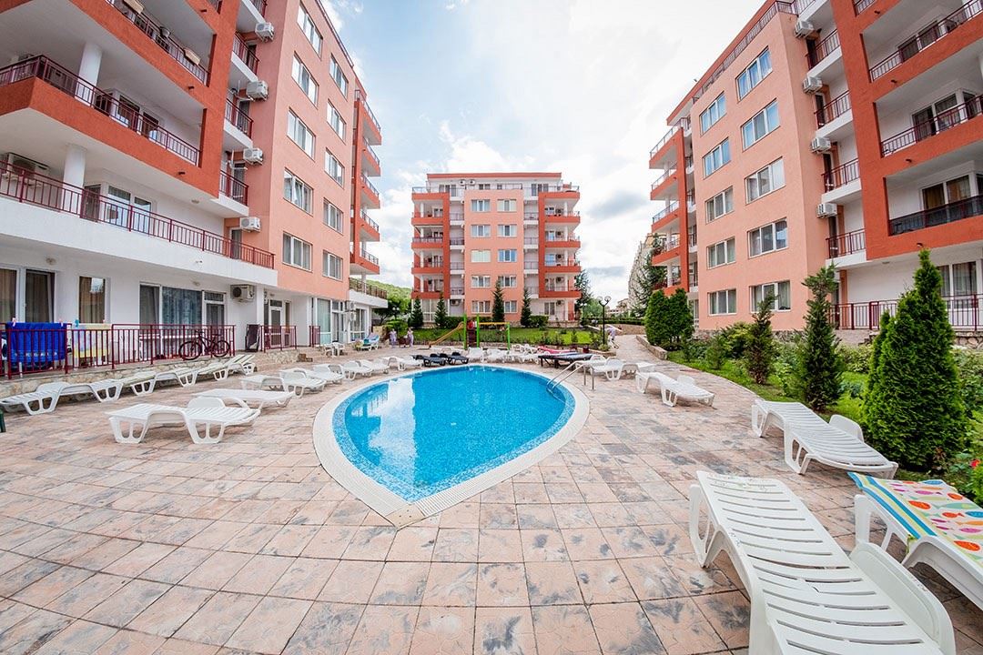 Compact Apartment on the First Line to the Sea with Excellent Investment Potential in Elenite