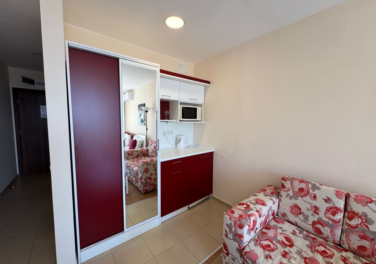 First-line studio with sea view in a luxury complex – fully furnished and ready to use