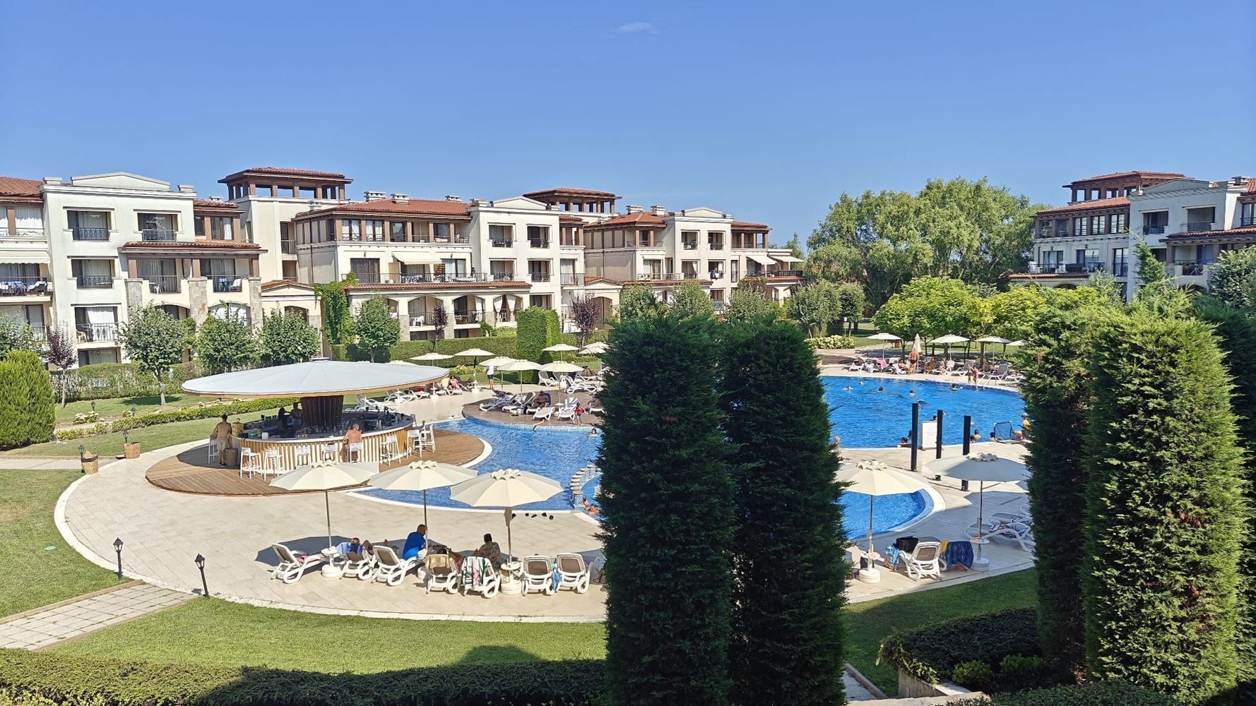 Apartment with two bedrooms, spacious veranda and greenery in a luxury complex in Kavatsi, Sozopol