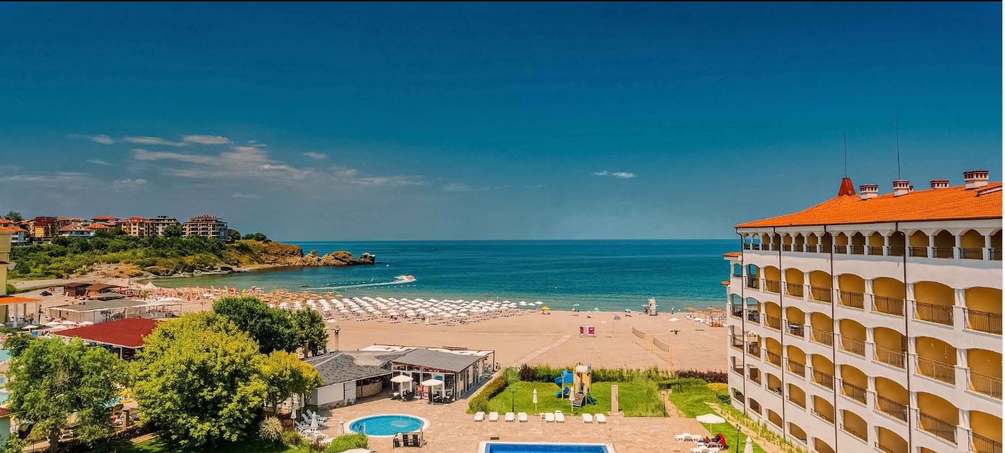 Spacious one-bedroom apartment on the first sea line in Tsarevo with full furnishing