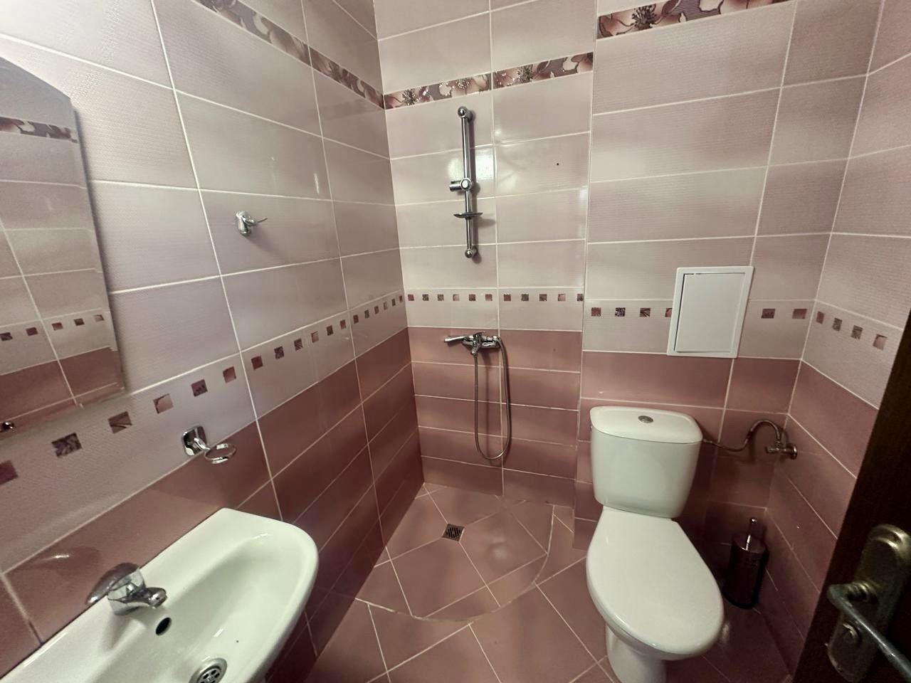 Spacious ground-floor studio with terrace and potential for a one-bedroom apartment – only 300 m from the sea