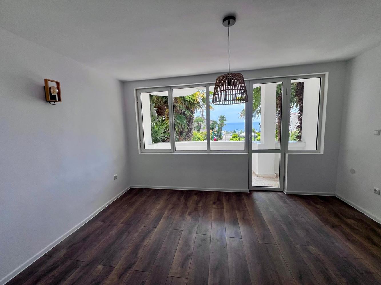 First-line sea property in Ravda – two-bedroom maisonette with sea view and private parking space
