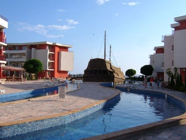 One-Bedroom Apartment on the First Line to the Sea in a Secure Complex in Elenite