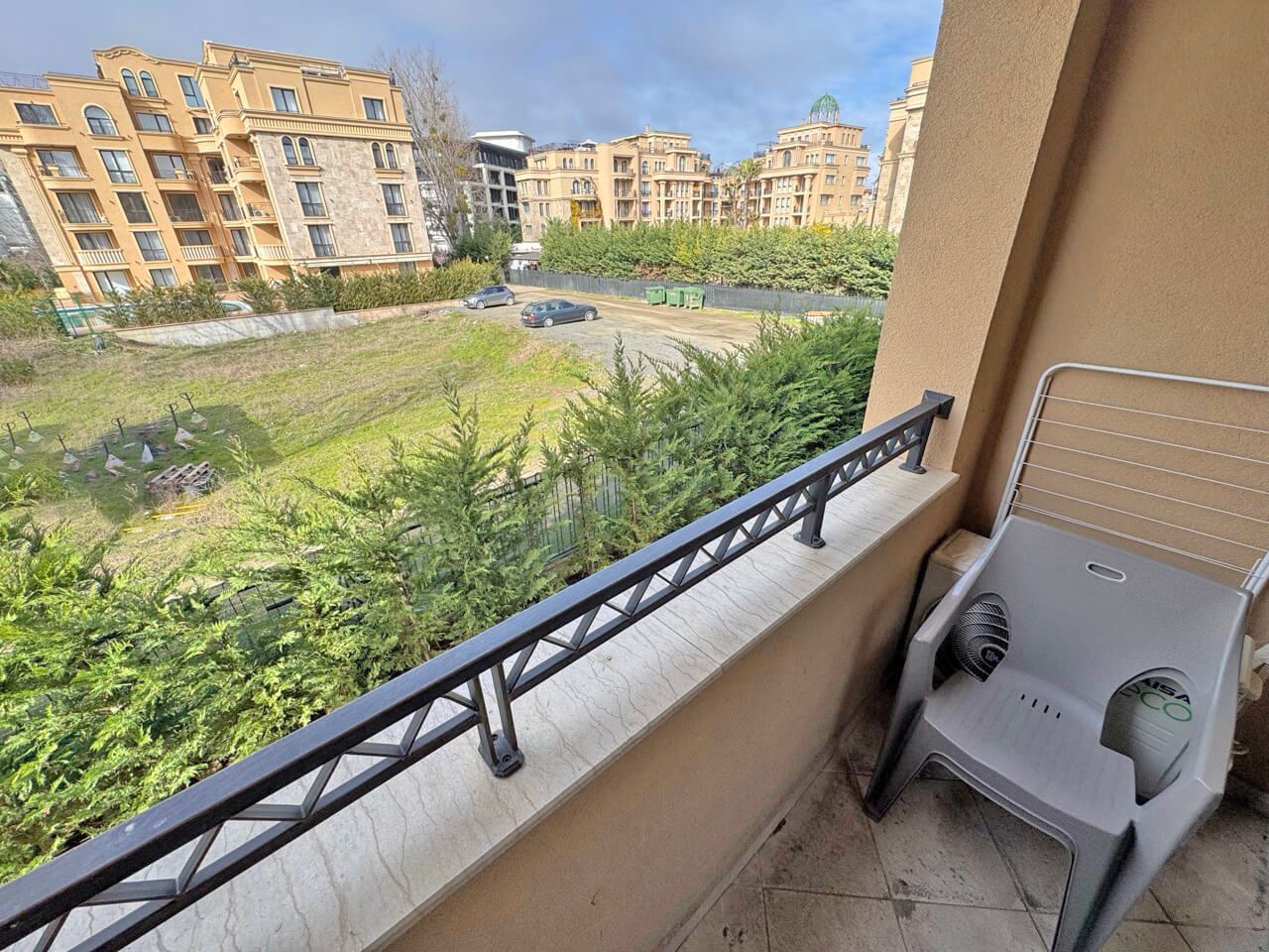 Bright studio in a luxury complex – perfect comfort by the pool