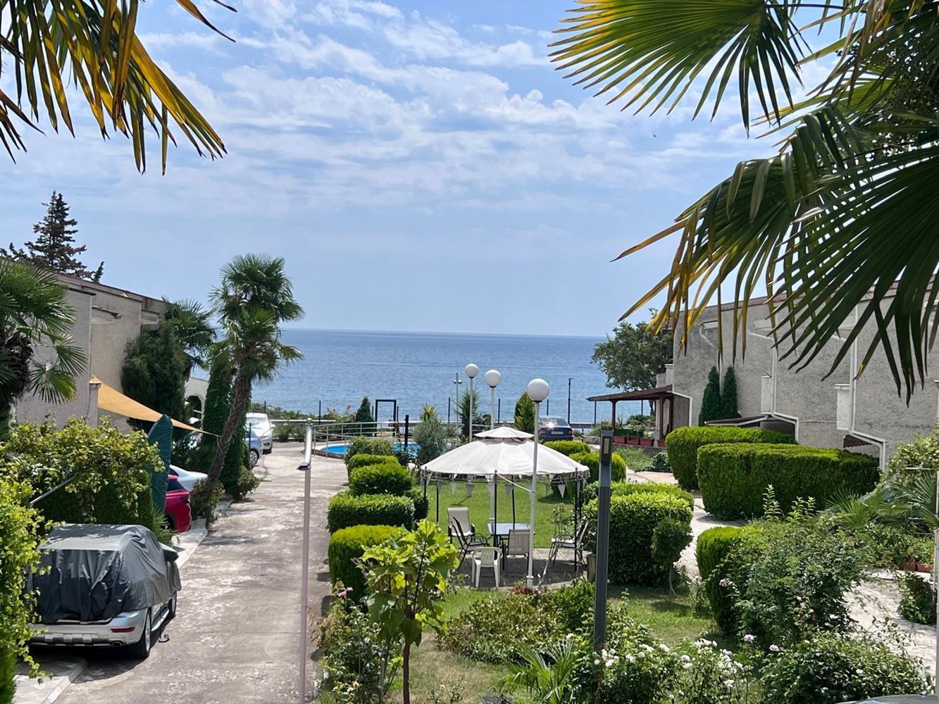 First-line sea property in Ravda – two-bedroom maisonette with sea view and private parking space