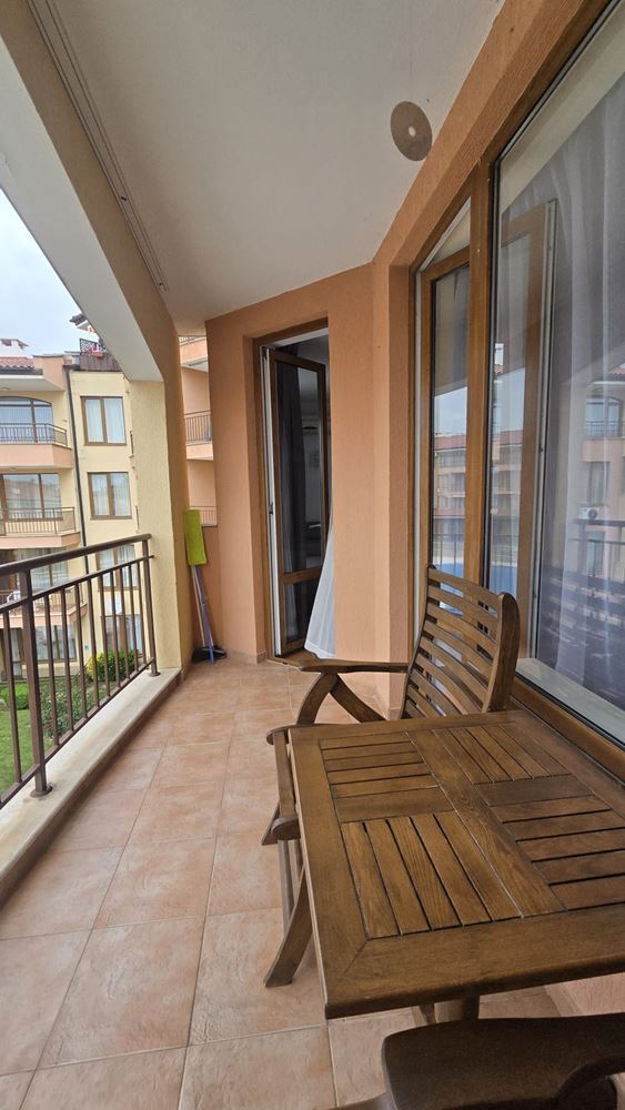 One-Bedroom Apartment with Pool View in Sveti Vlas – Just Steps from the Sea