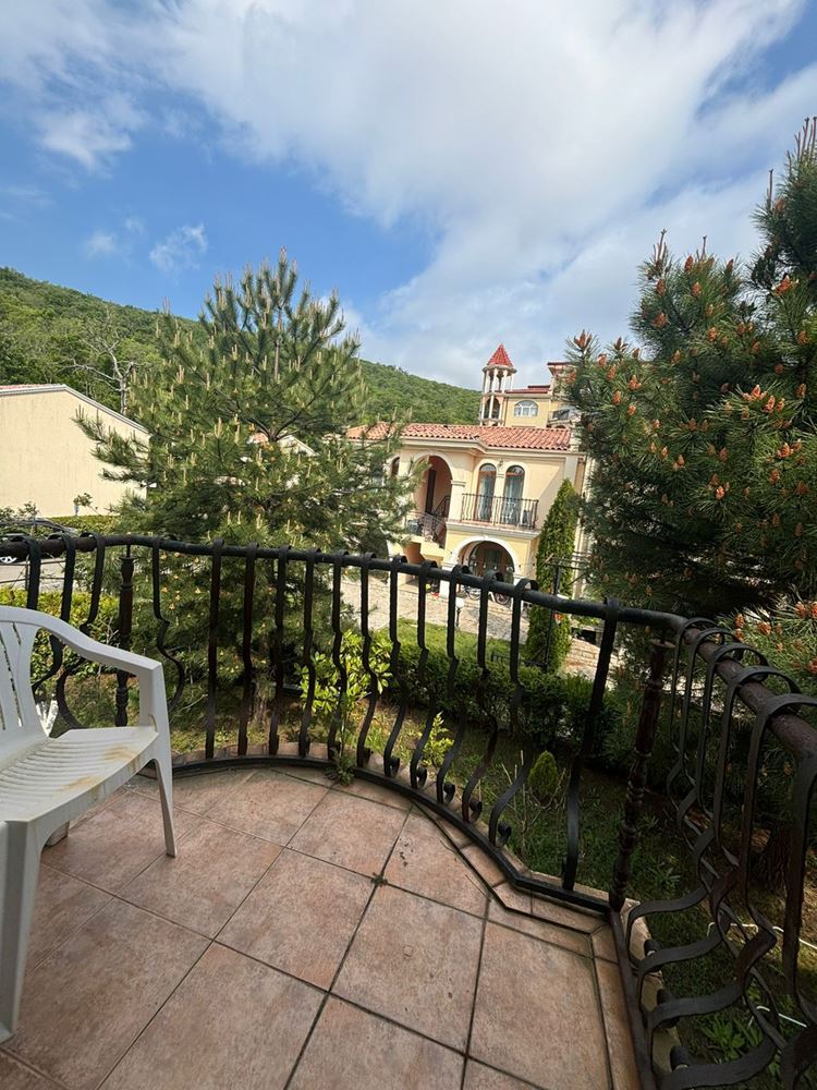 Bright One-Bedroom Apartment with a Large Terrace and Greenery Views in Elenite