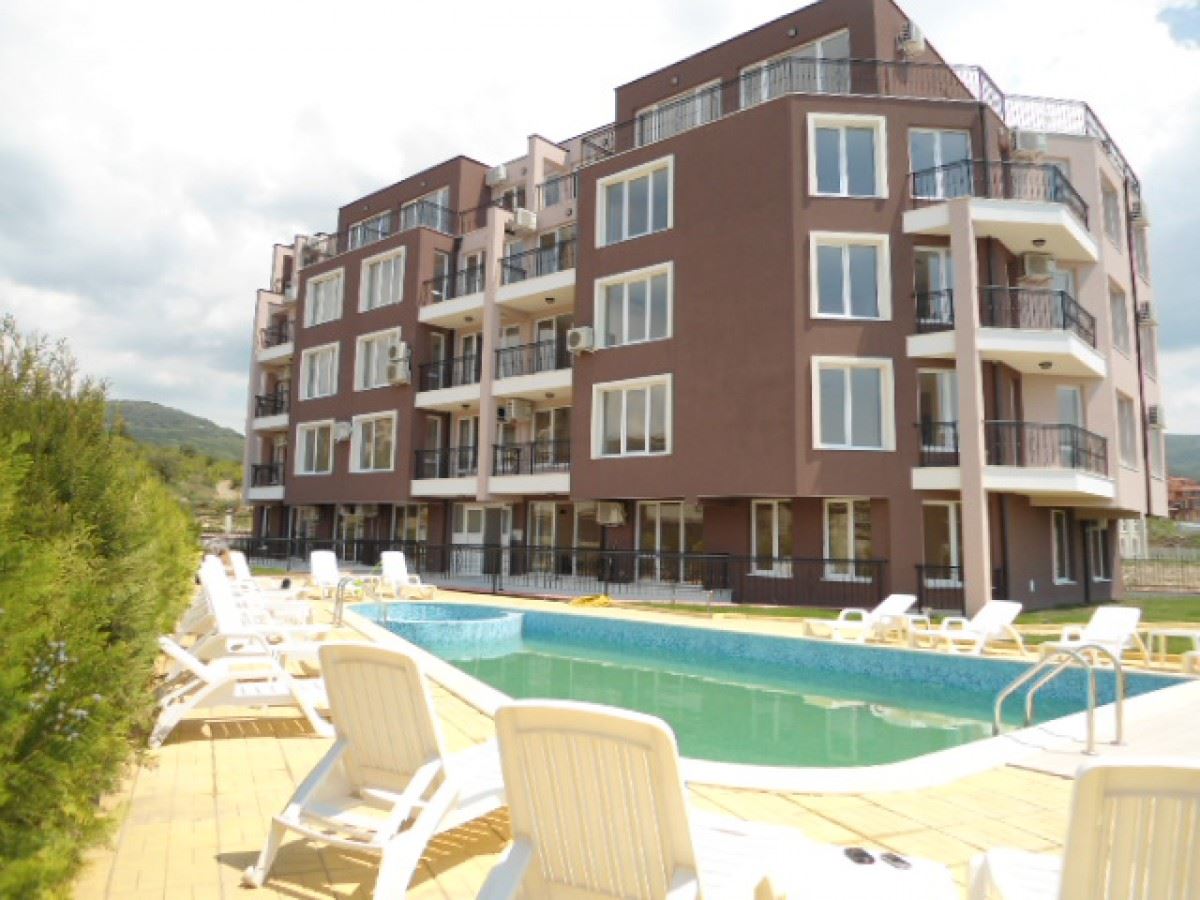 Cozy Apartment Near the Sea with a Spacious Terrace and Low Maintenance Fee Between Sunny Beach and Sveti Vlas