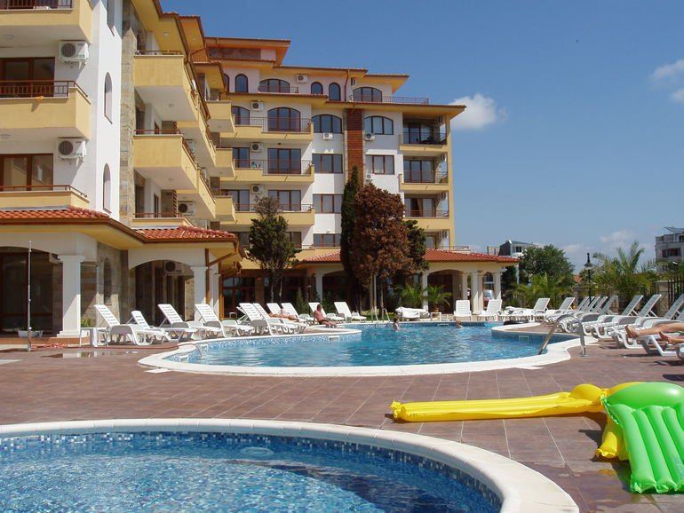 Spacious two-bedroom apartment just meters from the beach in Ravda