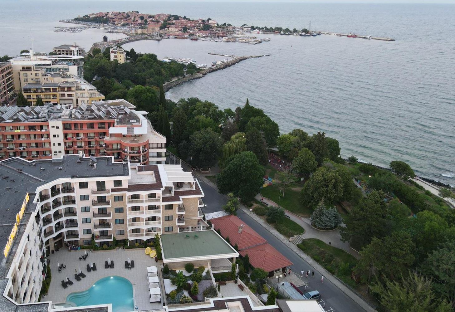 Spacious One-Bedroom Apartment with Panoramic Sea View in a Luxury First-Line Complex in Nessebar