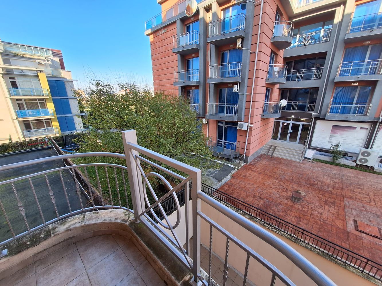 One-bedroom apartment with panoramic pool view – Sunny Beach, only 300 m from the sea